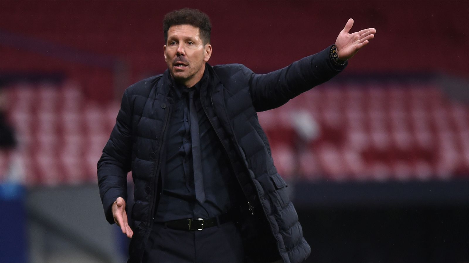 
                <strong>Tabellenkonstellation: Atleticos Vorsprung ist fast dahin</strong><br>
                Anfang Februar hatte Atletico noch satte zehn Punkte auf Real und Barca Vorsprung. Und das, obwohl das Team von Trainer Diego Simeone noch ein Spiel weniger auf dem Konto hatte. Nach und nach schmolz das Polster der Rojiblancos aber. Vor dem 30. Spieltag hat Atletico bei gleicher Spielanzahl nun nur noch einen Punkt auf den FC Barcelona und drei auf Stadtrivale Real.
              