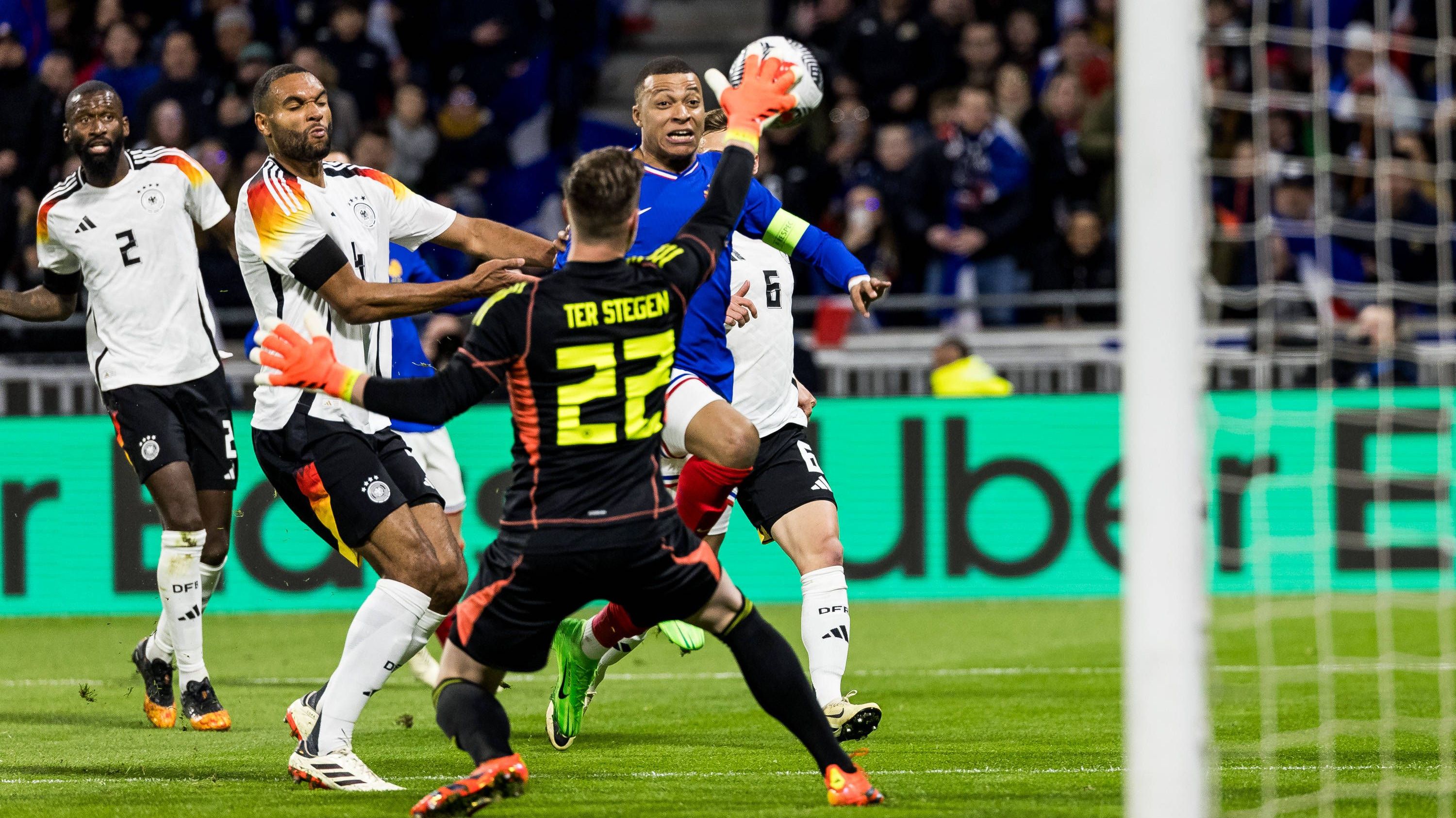 <strong>Deutschland: Marc-Andre ter Stegen</strong><br>Macht dann mit einem Weltklassereflex die erste hochprozentige Mbappe-Chance (25.) zunichte. Zehn Minuten später mit einer gefährlichen Klärungsaktion in die Mitte, die aber ohne Folgen bleibt. Insgesamt weniger gefordert, als von vielen erwartet. Dann aber zur Stelle.&nbsp;<em><strong>ran</strong></em>-Note: 2