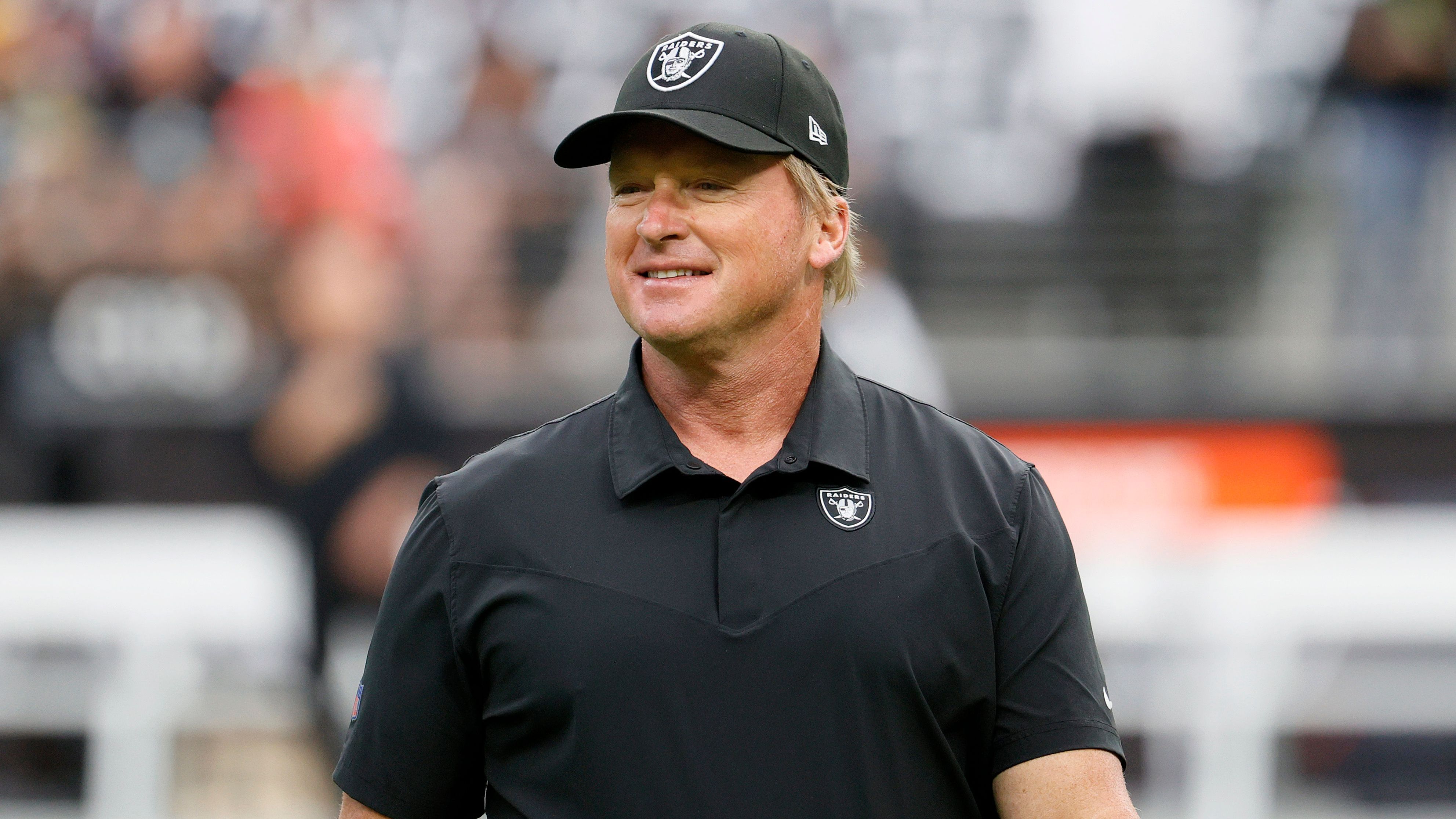 <strong>Jon Gruden</strong><br>Die E-Mails kamen im Zuge von NFL-Ermittlungen rund um die Washington Commanders ans Licht. Dabei sollen 2021 rund 650.000 E-Mails untersucht worden sein. Gruden klagte 2021 noch die NFL um Commissioner Roger Goodell an. 2023 berichtete "ESPN", Gruden werde die Klage nicht aufgeben, "bis das ganze Haus niedergebrannt ist".