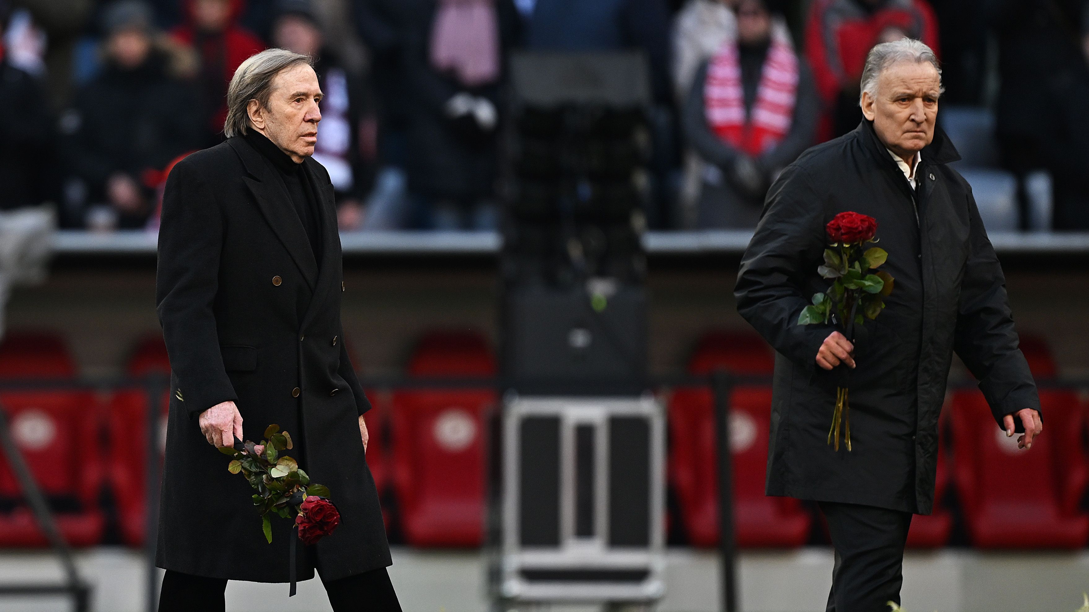 <strong>Netzer und Brehme verneigen sich</strong><br>Mit beiden wurde Beckenbauer Weltmeister: Mit Günter Netzer (l.) 1974 als Spieler, mit Andreas Brehme (r.) 1990 als Teamchef. Brehme war es auch, der damals im Finale gegen Argentinien den entscheidenden Elfmeter zum 1:0-Sieg verwandelte.