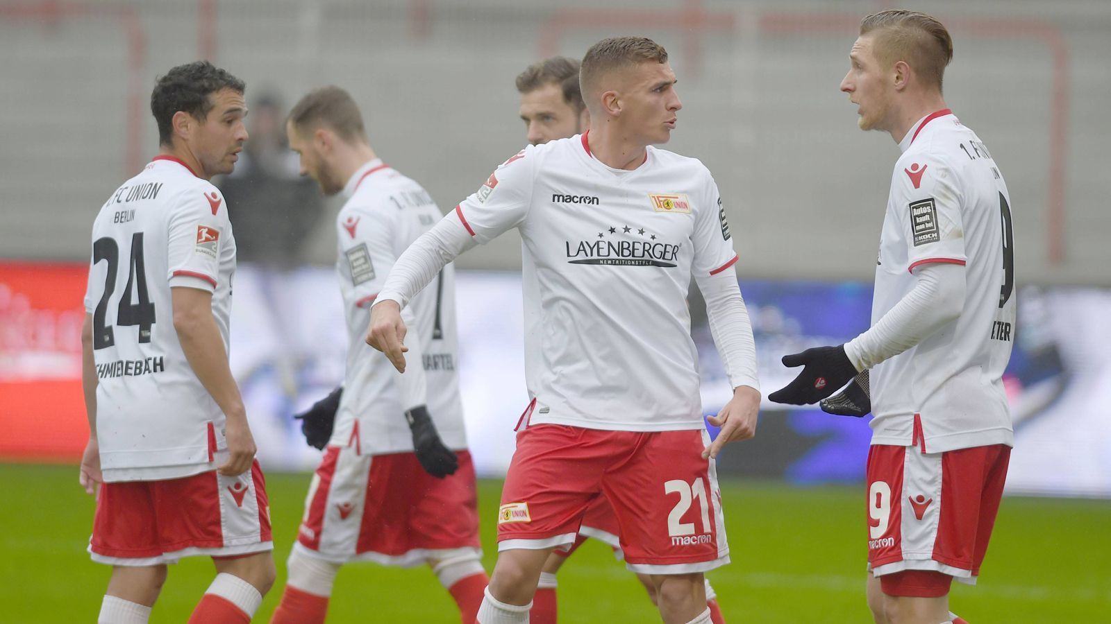 
                <strong>Union Berlin (4. Platz, 31 Punkte)</strong><br>
                So lief die Wintervorbereitung: Union Berlin hinterließ beim 2:2 gegen den schweizerischen Erstligisten FC Basel und beim 2:0 gegen den FC Shenzhen aus China einen ordentlichen Eindruck. Dagegen reichte es gegen den Schweizer Zweitligisten FC Lausanne-Sport nur zu einem 0:0, und gegen Drittligist Unterhaching setzte es sogar eine 1:2-Pleite. Linksaußen Joshua Mees musste das Trainingslager aufgrund eines Muskelfaserrisses abbrechen. Ob er rechtzeitig zum Auftakt gegen Köln fit wird, ist fraglich.
              