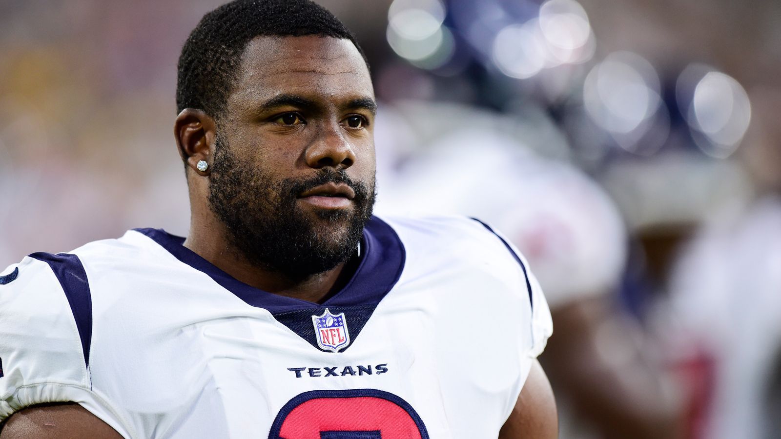 
                <strong>Mark Ingram (Running Back, Houston Texans)</strong><br>
                Findet der dreimalige Pro Bowler Mark Ingram bei den Houston Texans noch einmal zu alter Klasse? Die vergangene Saison bei den Ravens war nix. In der Offseason bekam der Running Back bei den Texanern eine neue Chance. Doch die Konkurrenz für den 31-Jährigen hat es mit David Johnson, Phillip Lindsay und Rex Burkhead in sich. Immerhin 1,8 Millionen Dollar würden die Texans bei einer Trennung von Ingram einsparen.
              