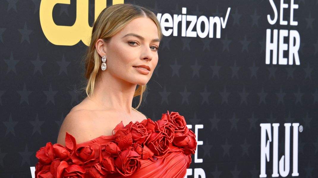 Margot Robbie trug Balmain und erinnerte an die "Radiant Rose Barbie". Und setzte mit den 3-D-Blumen ein Zeichen, was dieses Jahr ein großer Fashiontrend werden wird.