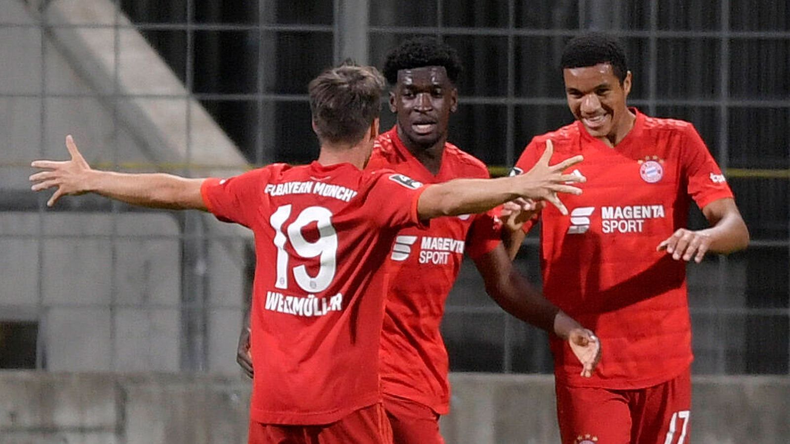 
                <strong>Münchner Derby: FC Bayern II vs. 1860 München</strong><br>
                Da ist es doch noch passiert! Malik Tillmann (r.) erzielt das 2:1 für die Bayern. Wieder bereitet Jeong mit einer schönen Flanke von links vor, Tillmann köpft am langen Pfosten ein.
              