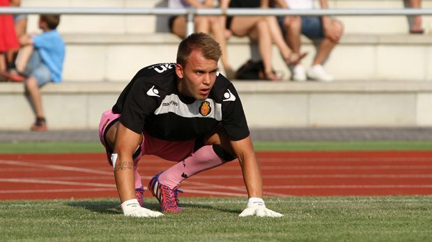 
                <strong>Timon Wellenreuther (RCD Mallorca)</strong><br>
                Timon Wellenreuther (RCD Mallorca): Bei Schalke 04 kommt der Sohn des KSC-Präsidenten Ingo Wellenreuther nicht an Ralf Fährmann vorbei. Deshalb lässt sich der gebürtige Karlsruher auf die Urlaubsinsel ausleihen und steht beim Zweitligisten im Tor. Die Saison 2015/2016 endet um ein Haar mit dem Abstieg.
              