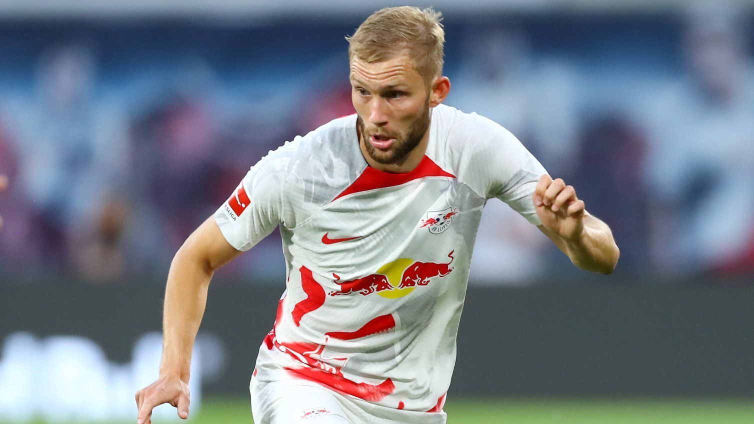 
                <strong>Wegen Konrad Laimer: RB-Boss beschwert sich über den FC Bayern</strong><br>
                Herzlich willkommen im Kreis der attraktiven Bundesliga-Klubs, RB Leipzig. Dass sie mittlerweile zum erlauchten Kreis der erweiterten Bundesliga-Spitze gehören, merken die Leipziger spätestens jetzt, wenn regelmäßig Anfragen vom FC Bayern eintrudeln. Vorstandsboss Oliver Mintzlaff hat sich bei "Servus TV" nun öffentlich über die Abwerbeversuche der Münchner beschwert. Als es um das Interesse an Konrad Laimer (Foto) ging, klagte Mintzlaff: "Ich hoffe, dass die Bayern auch mal andere Ideen finden und nicht immer unsere Spieler holen." Abgesehen von Trainer Julian Nagelsmann sind bislang aber erst zwei Spieler nach München gewechselt. Manch anderer Klub hat wesentlich mehr Spieler an den Branchenprimus verloren. ran zeigt das Ranking der Klubs, bei denen die Bayern in den letzten 20 Jahren am häufigsten fündig wurden (Quelle: "transfermarkt.de").
              