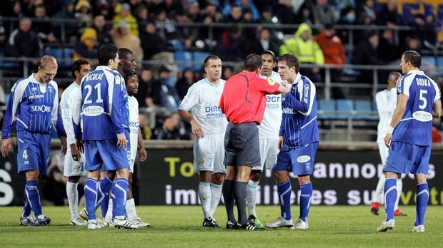 
                <strong>Valter Birsa, Dezember 2009</strong><br>
                Valter Birsa, Dezember 2009: Mehr Erfolg hat Auxerre-Stürmer Birsa im Liga-Spiel gegen Olympique Marseille. Als OM-Verteidiger Bakary Kone nach einem Zweikampf mit Birsa vom Platz gestellt wird, bittet der Angreifer den Schiedsrichter, die Entscheidung Rückgängig zu machen. Der französische Referee lässt sich umstimmen. 
              