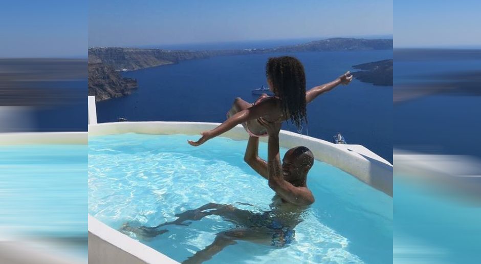 
                <strong>Naldo</strong><br>
                Schalke-Verteidiger Naldo verbringt seinen Urlaub mit der Familie in Griechenland – ganz zur Freude von Tochter Liz.
              