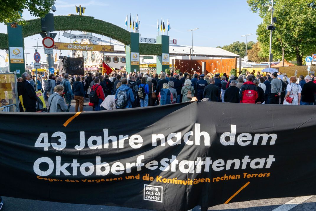 26.09.2023, Bayern, München: Angehörige, Politiker und Bürger nehmen an einer Gedenkveranstaltung für die Opfer des Oktoberfest-Attentats vor dem Haupteingang des Oktoberfests auf der Theresienwiese teil.