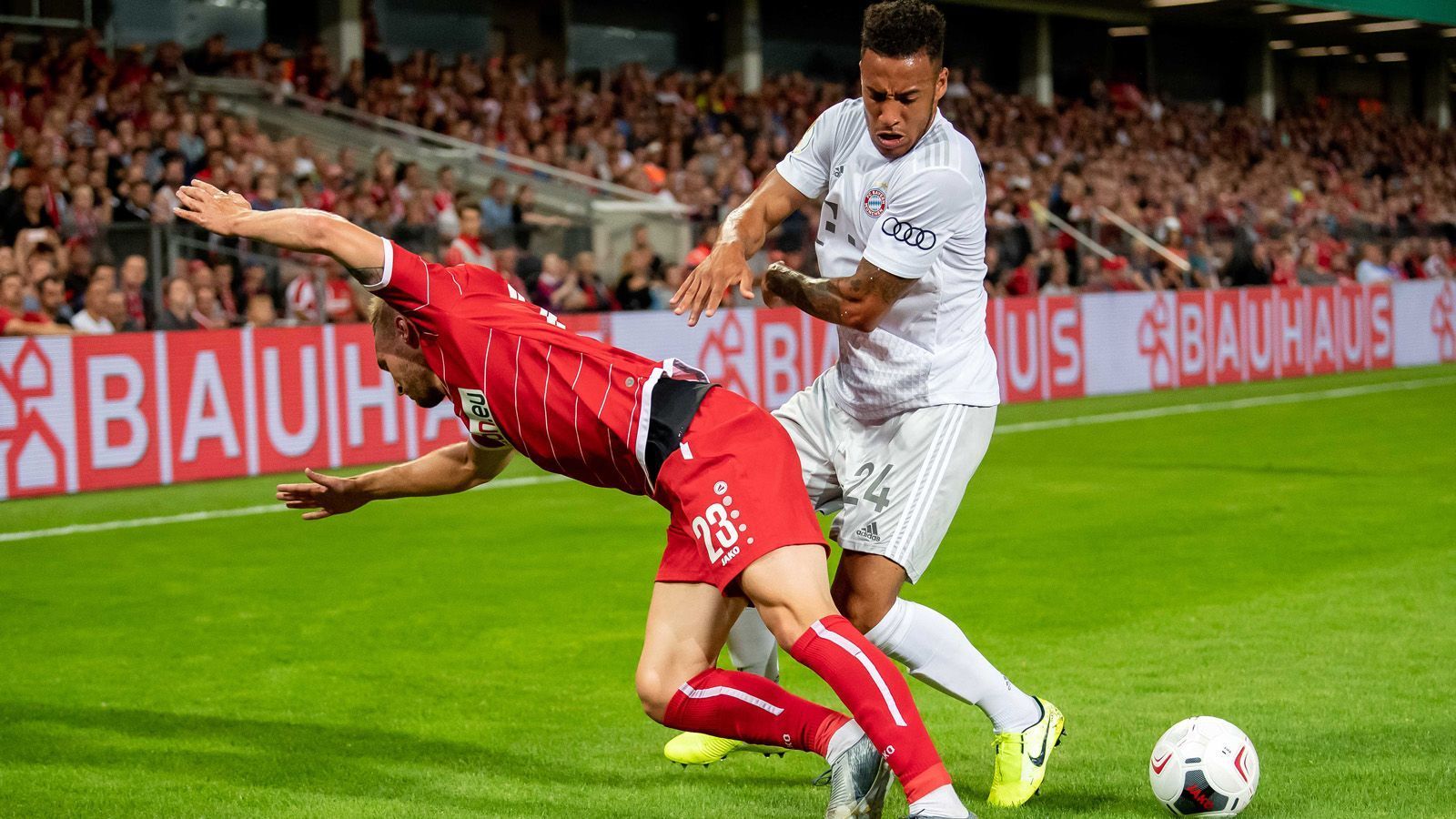 
                <strong>Corentin Tolisso</strong><br>
                Der Pechvogel der vergangenen Saison muss früh einen Schlag auf den Fuß einstecken. Doch das bringt ihn nicht aus dem Tritt. Auffälligste Szene: Nach einem Freistoß beschwört er Gefahr herauf. Nach der Pause wird er noch einmal übel abgeräumt. ran-Note: 3
              