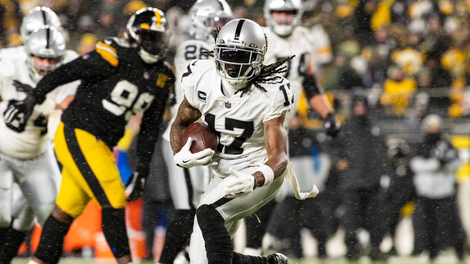 
                <strong>Las Vegas Raiders (AFC West)</strong><br>
                Endstation für die Las Vegas Raiders. Nach der 34:37-Overtime-Niederlage gegen die San Francisco 49ers hat die Franchise keine Chancen mehr, die Playoffs in der NFL zu erreichen. Auch der Quarterback-Wechsel von Derek Carr hin zu Jarrett Stidham brachte nicht den gewünschten Erfolg.
              
