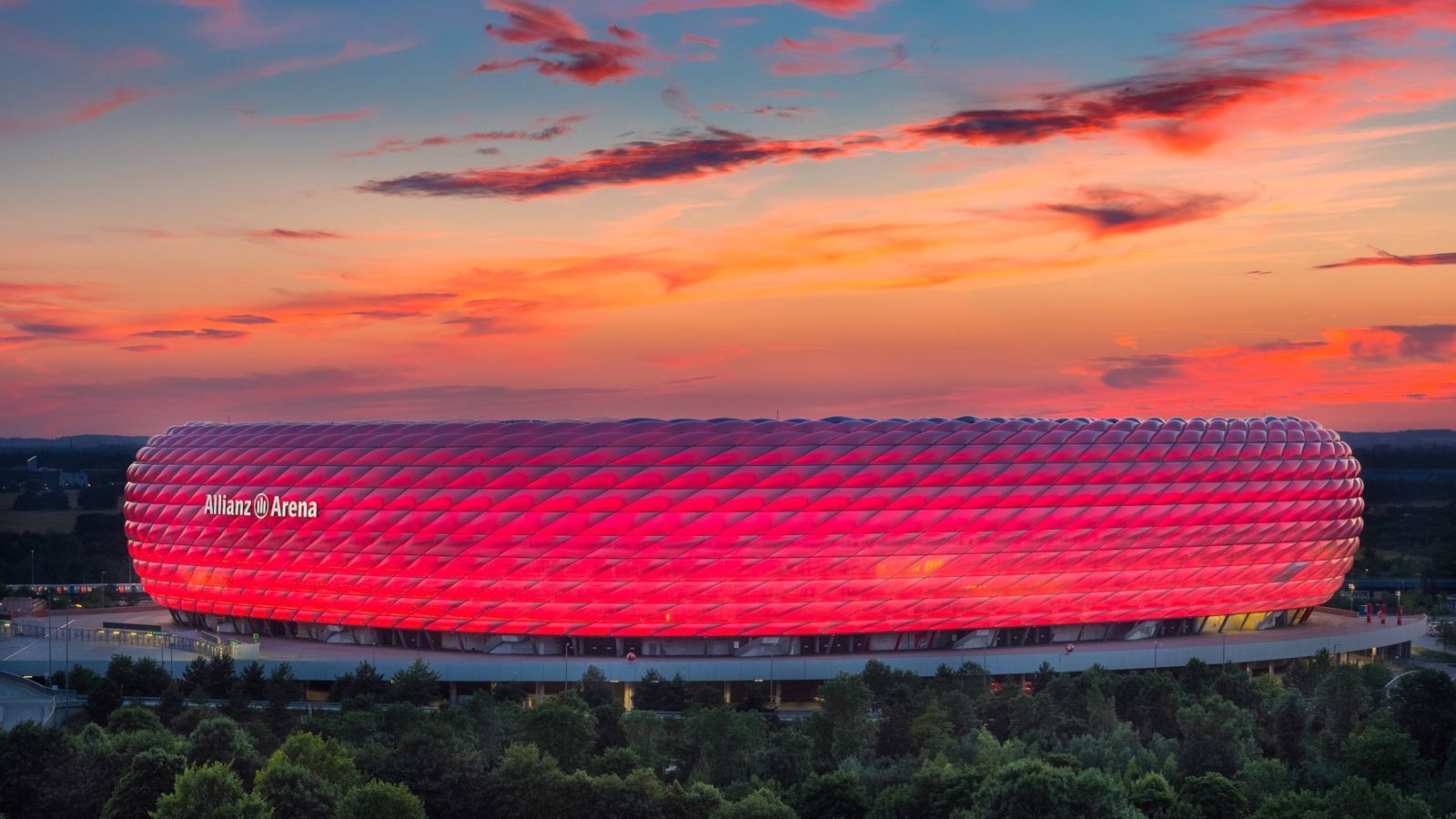 <strong>Allianz Arena in München</strong><br>Eines der beiden Spiele wird definitiv wieder in der Allianz Arena ausgetragen. Bis 2026 läuft die Vereinbarung über ein Deutschland-Spiel pro Jahr. München und Frankfurt wechseln sich dabei als Gastgeber ab. In der Saison 2024 findet daher wieder eine Partie in der Allianz Arena statt. 2022 gewannen dort die Tampa Bay Buccaneers mit Tom Brady gegen die Seattle Seahawks.