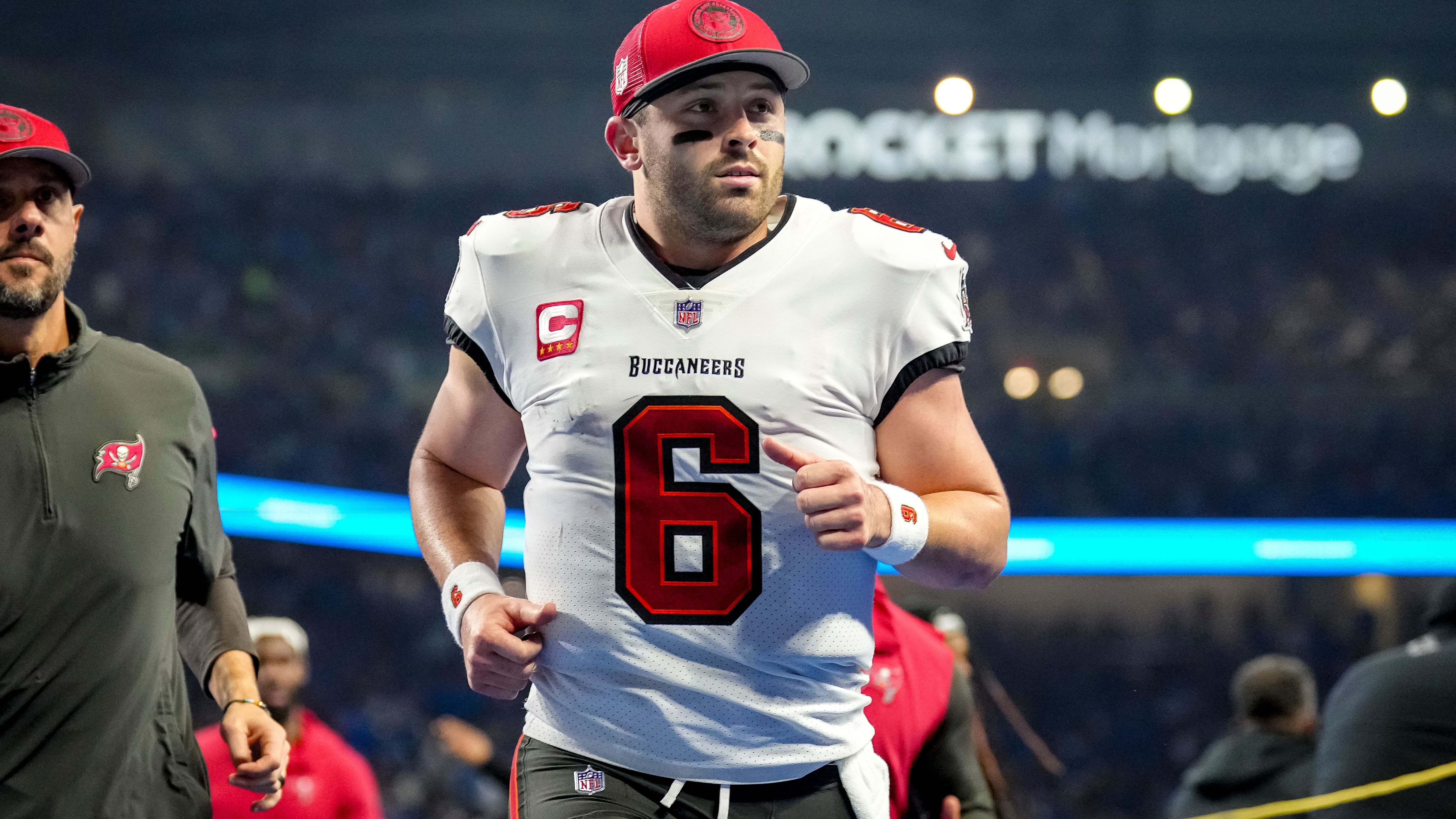 <strong>Tampa Bay Buccaneers</strong> <br>Baker Mayfield erklärte kürzlich, dass er trotz auslaufendem Einjahresvertrag gerne weiterhin in Tampa Bay spielen würde. Nach seinen starken Vorstellungen dürfte das die Bucs aber teurer zu stehen kommen als zuletzt. Zumal es durchaus einen Markt für Mayfield geben dürfte. Trotzdem deutet vieles darauf hin, dass Mayfield einen neuen Vertrag von den Buccaneers bekommt.