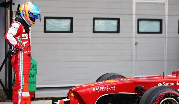 
                <strong>Nachdenklicher Spanier</strong><br>
                Fernando Alonso schaut fragend auf sein Auto - mit Platz fünf im Qualifying kann der Ferrari-Pilot nicht zurfrieden sein. Das reicht nicht, um Sebastian Vettel in Gefahr zu bringen
              