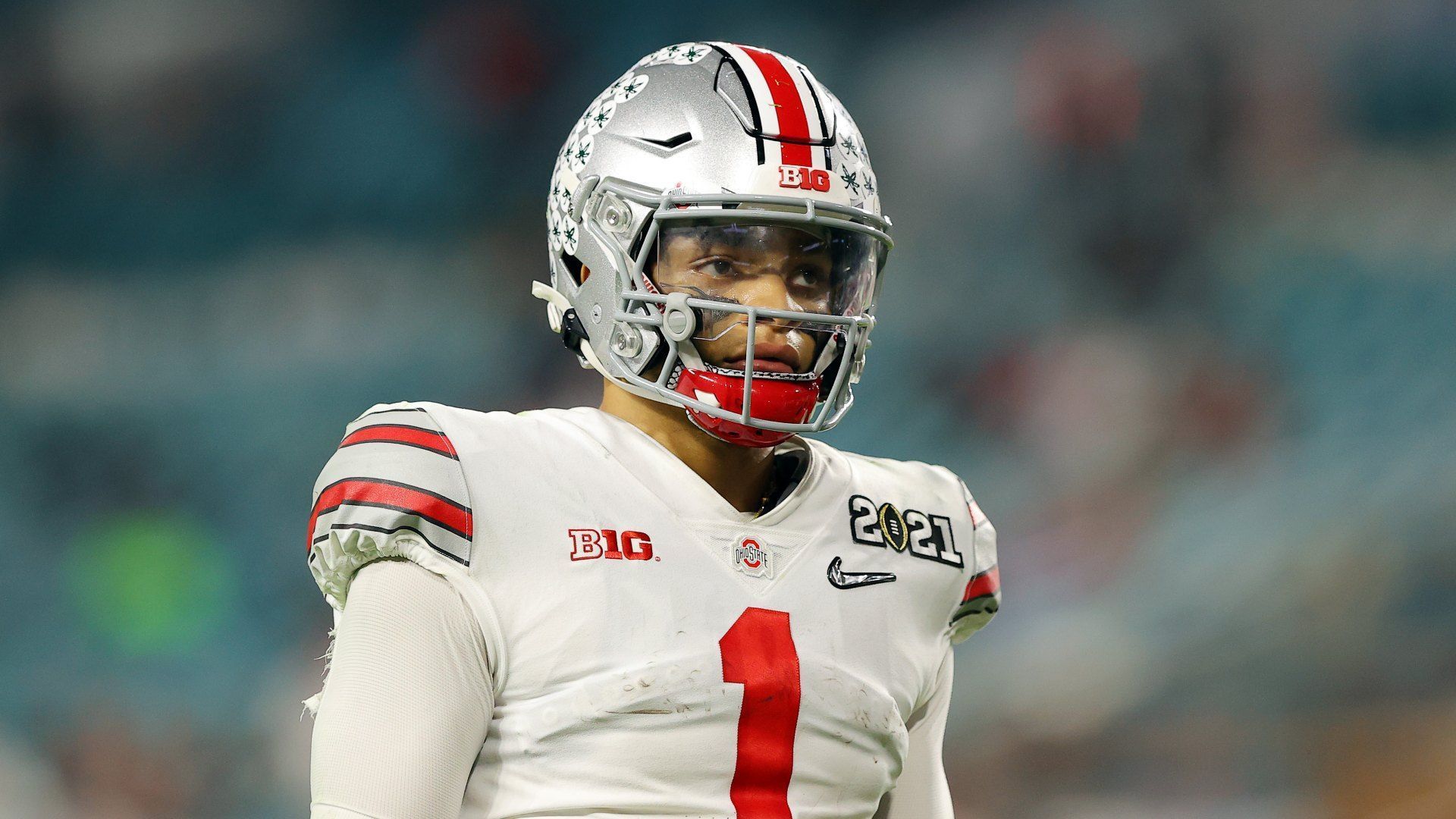 
                <strong>Gewinner: Chicago Bears </strong><br>
                Ein Raunen ging durch Cleveland, als an der elften Stelle im Draft das Logo der Chicago Bears auftauchte, die kurz zuvor mit den New York Giants ein Trade eingefädelt hatten. Da mit Justin Fields eines der Top-Quarterback-Talenten noch verfügbar war, entschieden sich die Bears zu diesem aggressiven Move und schnappten sich den 22-Jährigen. Fields birgt großes Potenzial und stand bei einigen Scouts ursprünglich höher in der Liste. Bei den Bears kann er in Ruhe hinter Andy Dalton lernen und irgendwann die Starterrolle übernehmen - Chicago hat seinen neuen Hoffnungsträger gefunden! 
              