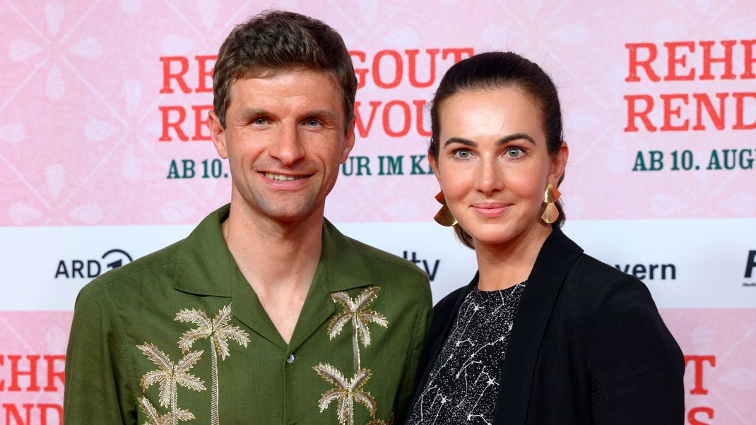 Thomas Müller mit seiner Frau Lisa im Juli 2023.