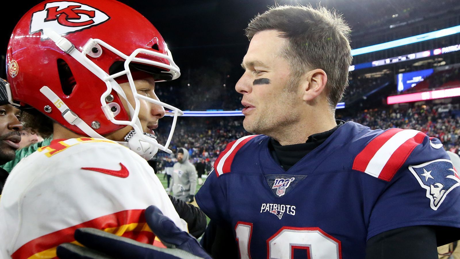 
                <strong>Direkte Duelle</strong><br>
                Vier direkte Duelle gibt es bislang zwischen Tom Brady und Patrick Mahomes. Das wichtigste Spiel geht an die Patriots und Brady, die wie erwähnt am 20. Januar 2019 im AFC-Championship-Game mit 37:31 nach Verlängerung gewinnen und anschließend gegen die Los Angeles Rams (13:3) den Super Bowl holen. Zuvor gewinnen die Patriots bereits in der Regular Season 43:40. Auf dem Weg zu ihrem Super-Bowl-Gewinn in der Saison 2019 setzen sich die Chiefs wiederum 23:16 in Foxborough durch. 2020 gibt es Duell Nummer vier: Im November verlieren die Bucs gegen die Chiefs 24:27. Heißt: Vor dem fünften Aufeinandertreffen steht es 2:2.
              