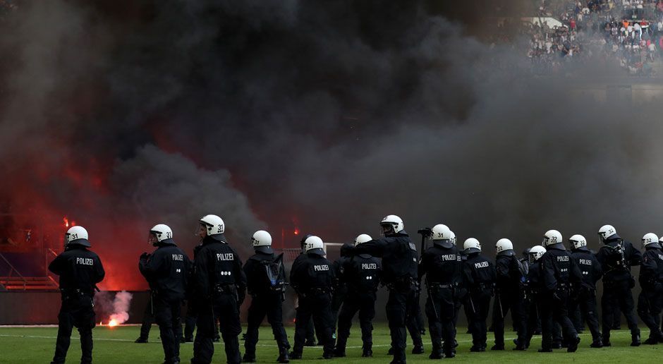 
                <strong>Polizei gefordert</strong><br>
                Die Polizei griff ein und musste Spieler und Journalisten schützen.
              