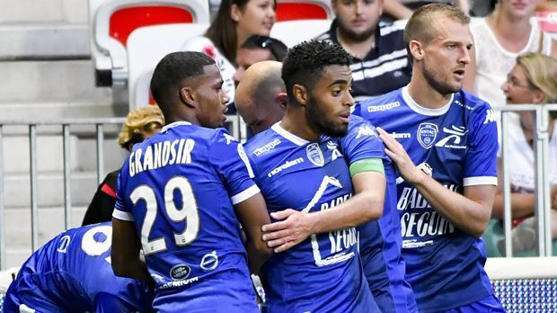 
                <strong>ES Troyes (Frankreich)</strong><br>
                Den direkten Wiederaufstieg machte ES Troyes in der Relegation durch einen Erfolg über Lorient perfekt und im Oberhaus macht sich der Dritte der zurückliegenden Zweitliga-Saison bislang am Besten unter den Aufsteigern. Mit acht Punkten liegt das Team von Coach Jean-Louis Garcia auf Platz 12 der Ligue 1. Sechs der acht Punkte holte Troyes auswärts, überraschte am zweiten Spieltag gleich mal mit einem 2:1-Erfolg bei OGC Nizza. Zuletzt feierte das Team aus dem Nordosten Frankreichs durch ein 1:0 in Metz den zweiten Saisonsieg und setzte sich erst einmal von der Abstiegszone ab. Talent Samuel Grandsir fixierte durch sein zweites Saisontor den zweiten Auswärtserfolg der laufenden Spielzeit.
              
