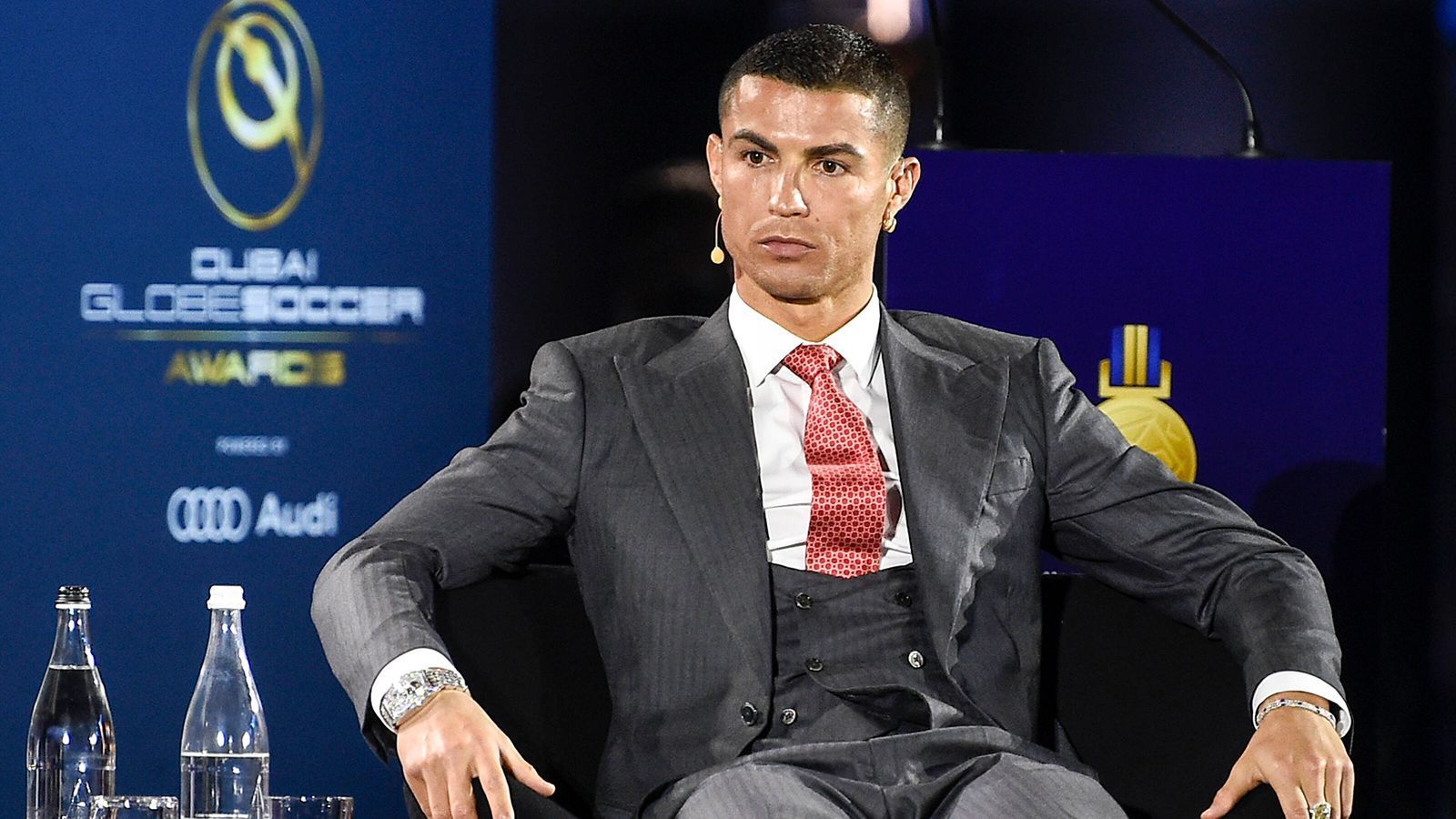 
                <strong>Karriereende</strong><br>
                Ronaldo ist mit seinen 38 Jahren zwar immer noch unglaublich fit, aber trotzdem im Herbst seiner Karriere angekommen. Daher könnte auch ein Karriereende eine mögliche Option für den Portugiesen sein.
              