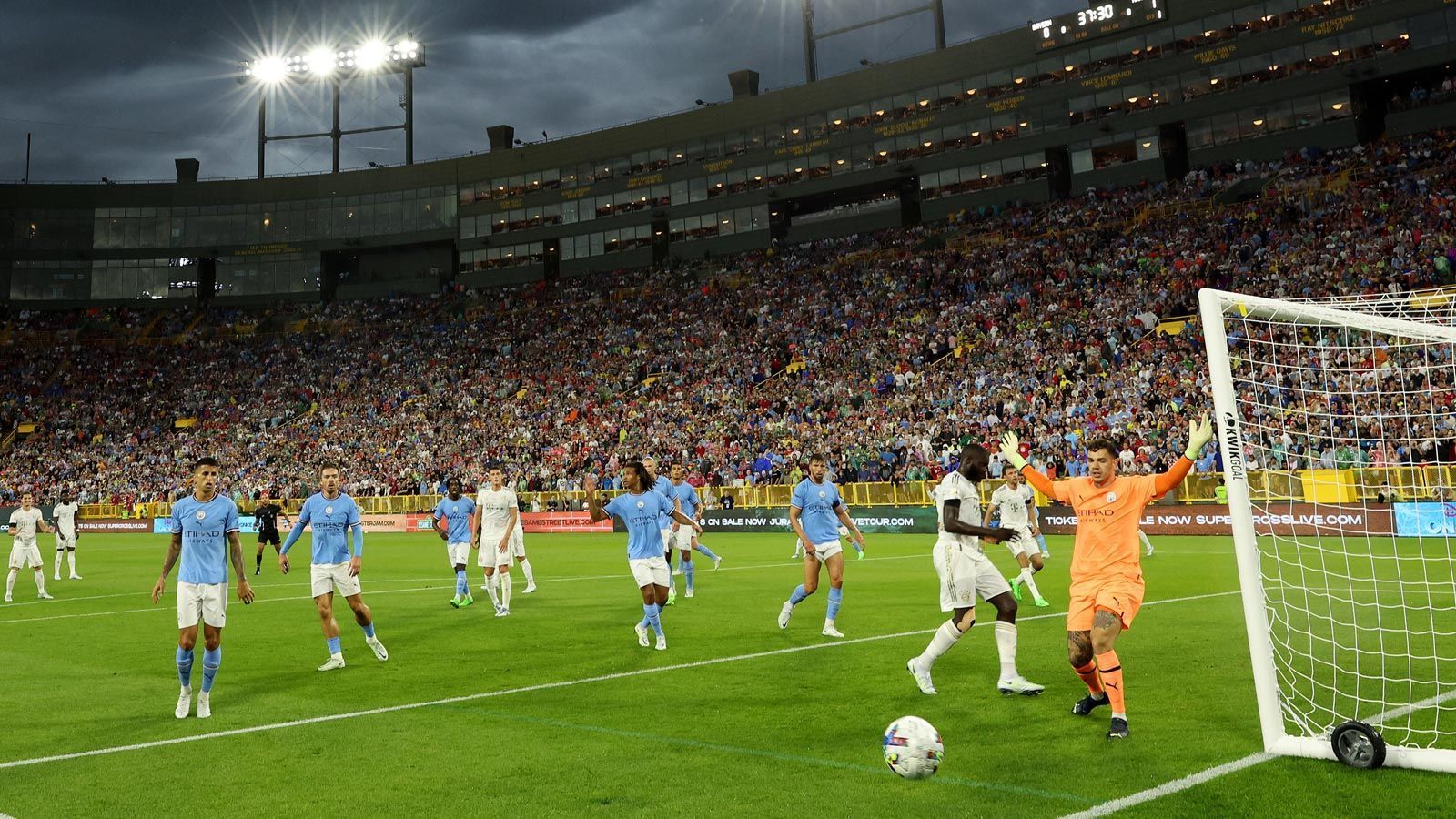 
                <strong>Bei Bayern lief wenig zusammen</strong><br>
                Mit einer Stunde Verspätung ging es dann doch weiter. Doch das Bild auf dem Platz blieb dasselbe: ManCity dominierte das Spiel nach Belieben, bei den Bayern lief wenig zusammen. 10:1 Torschüsse standen für City nach der auf 40 Minuten verkürzten ersten Hälfte zu Buche.
              