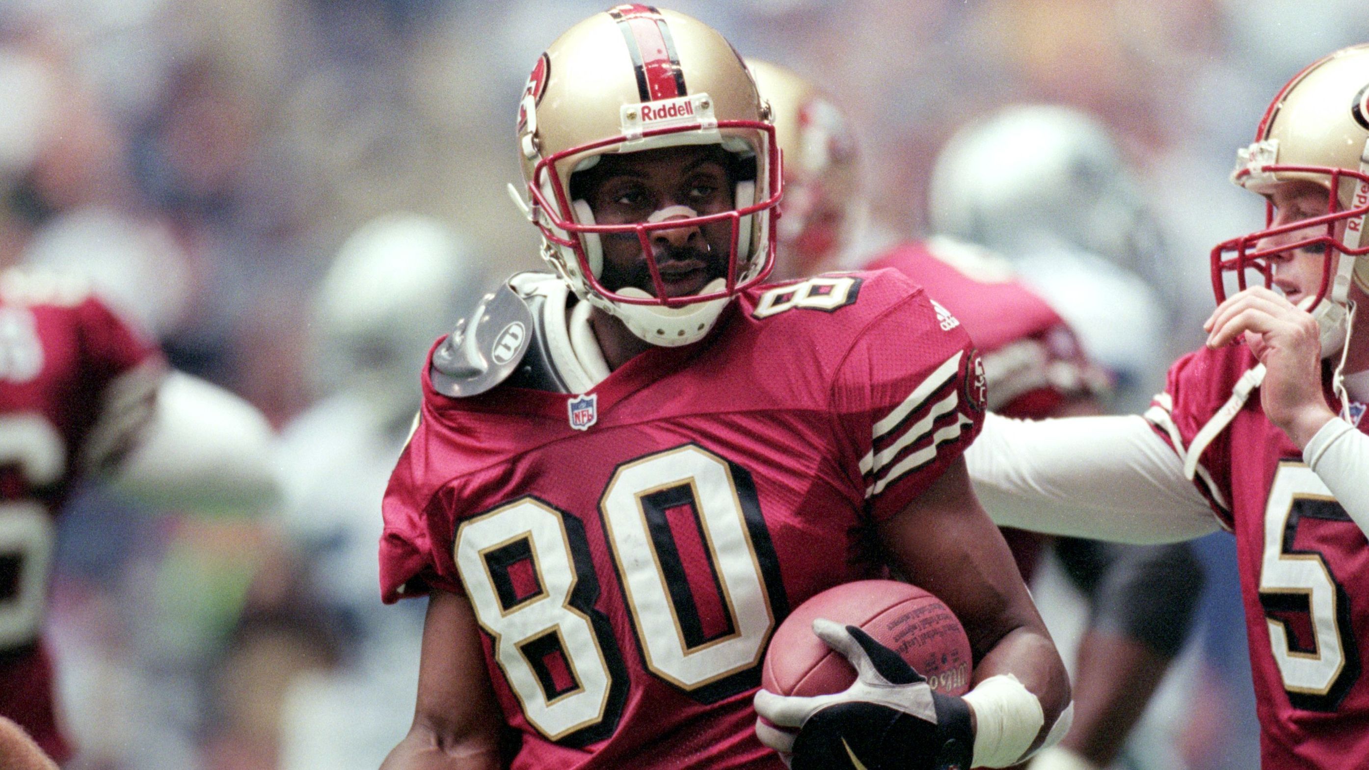 
                <strong>Platz 4: Jerry Rice, 211 Siege</strong><br>
                Teams: San Francisco 49ers, Oakland Raiders, Seattle Seahawks, Denver BroncosDer beste Wide Reciever der NFL-Geschichte schafft es im Ranking auf Platz 4. Die Rekorde des dreimaligen Super-Bowl-Champions sprechen für sich: gefangene Pässe, Receiving Yards, Touchdowns - in allen Receiver-Statistiken liegt Rice ganz vorne. Nicht schlecht für einen Spieler, den viele NFL-Scouts vor dem Draft für zu langsam befanden. Wenn man für den Großteil seiner Karriere mit Joe Montana oder Steve Young zusammenspielt, hilft das natürlich.  
              