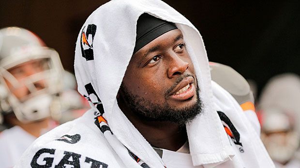 
                <strong>Platz 6: Gerald McCoy (23,7 Millionen Euro)</strong><br>
                Platz 6: Gerald McCoy (23,7 Millionen Euro). Als Defensive Tackle bei den Tampa Bay Buccaneers eher für die Drecksarbeit zuständig, zaubert ihm der Blick auf den Gehalts-Scheck ein Lächeln ins Gesicht: Zu den 23,6 Millionen Euro vom Verein (Gehalt + Bonuszahlungen) kommen jedoch nur 100.000 Euro aus Sponsoreneinnahmen hinzu.
              