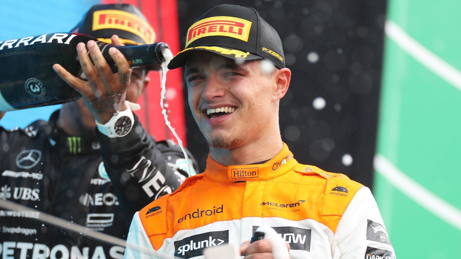 
                <strong>Gewinner: Lando Norris</strong><br>
                Der eigentliche Gewinner des Rennens heißt Lando Norris. Überzeugt auf jeder der 52 Runden und lässt seine Landsleute auf den Rängen ausflippen. Start gegen Verstappen gewonnen, Lewis Hamilton nach dem Re-Start in Schach gehalten. Der 23-Jährige legt sich vor heimischem Publikum mit den Größten an – und besteht den Test. Sein erster Grand-Prix-Sieg dürfte nicht mehr allzu lange auf sich warten lassen.
              