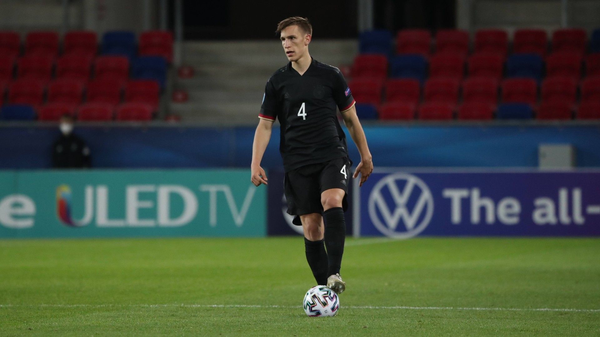 
                <strong>Nico Schlotterbeck</strong><br>
                Schlampiger Pass nach 13 Minuten, den Pieper und Dahmen in Co-Produktion entschärfen können. Traut sich in der Spieleröffnung auch gerne mal ein Dribbling zu. Seine langen Bälle sorgen oft für direkte Gefahr. Wichtige Grätsche kurz vor der Pause, die einen gefährlichen dänischen Abschluss verhindert. In der zweiten Halbzeit unauffällig, weil die deutsche Mannschaft auch keinen geordneten Spielaufbau mehr findet. Als Kuntz ihn kurz vor Schluss nach vorne beordert, zeigt er wieder seine ganze Klasse und gewinnt mehrere Dribblings und bringt das deutsche Team damit wieder näher ran an das Tor. Als vierter Deutscher im Elfmeterschießen sicher verwandelt. ran-Note: 3
              