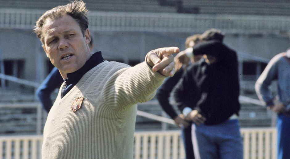 
                <strong>Rinus Michels</strong><br>
                Rinus Michels steht für "Totaalvoetbal" ("totaler Fußball"). Der Niederländer entwickelte ein Spielsystem, bei dem alle zehn Feldspieler gemeinsam angreifen oder verteidigen. Dieses System erforderte ein hohes Taktikverständnis - und war erfolgreich. Michels führte Ajax Amsterdam mit seiner Spielphilosophie zu vier nationalen Meisterschaften und dem Sieg im Europapokal der Landesmeister 1970/71. Weitere Erfolge: WM-Finale 74 mit der niederländischen Nationalmannschaft, Europameister 1988 und spanischer Meister 1973/74 mit dem FC Barcelona. 
              