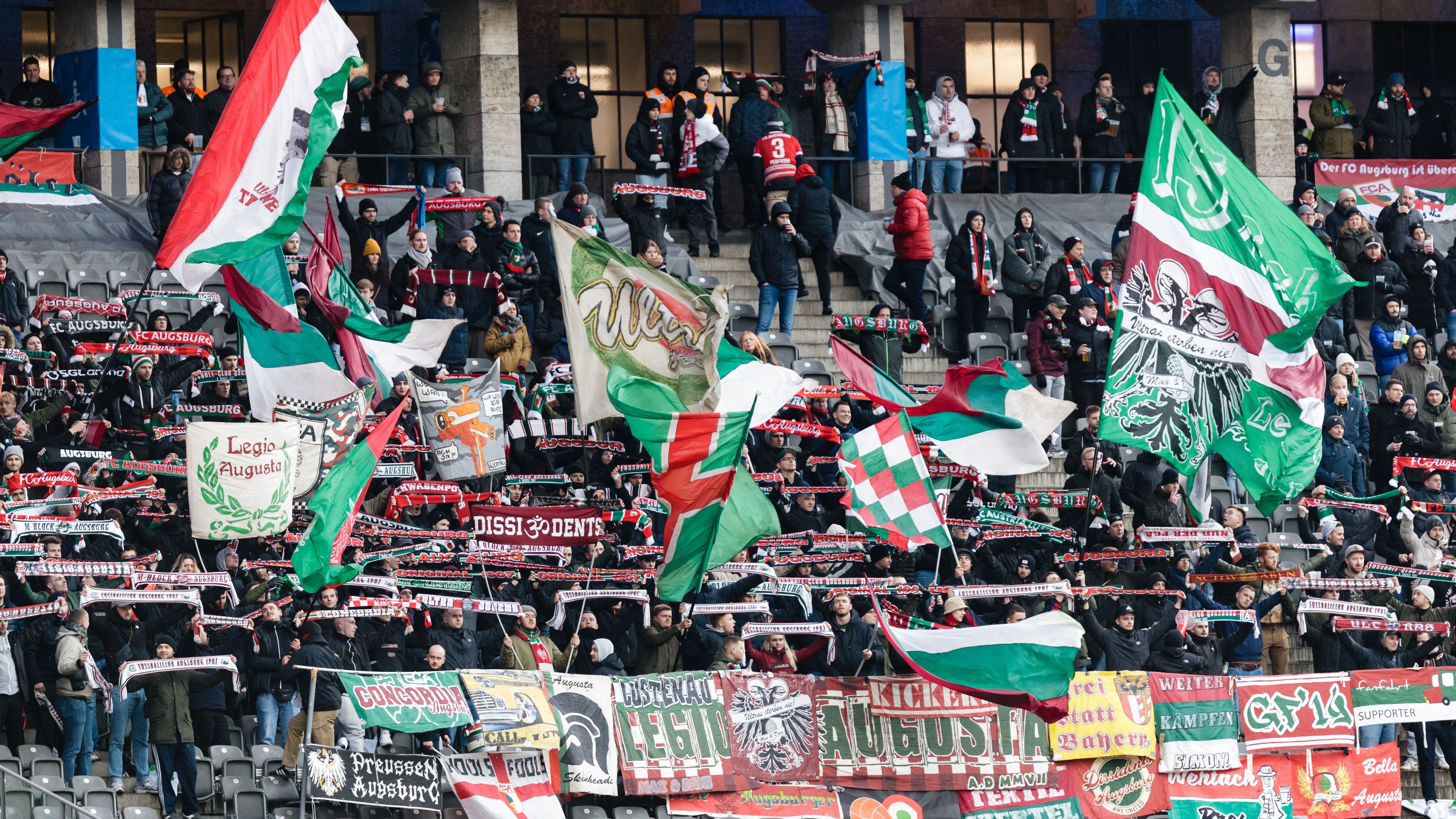 <strong>Rang 11: FC Augsburg</strong><br>199 Euro für eine Stehplatz-Dauerkarte.<br>Sitzplatz-Dauerkarte: 349 Euro bis 629 Euro.