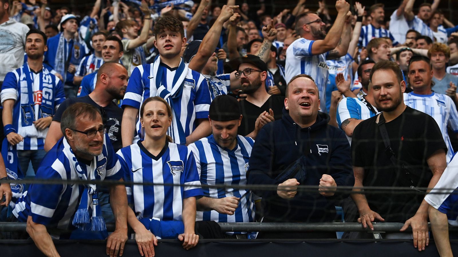 
                <strong>Hertha-Fans aus dem Häuschen </strong><br>
                Durch die frühe Führung herrschte natürlich Erleichterung bei den knapp 6.000 mitgereisten Fans aus der Hauptstadt. 
              