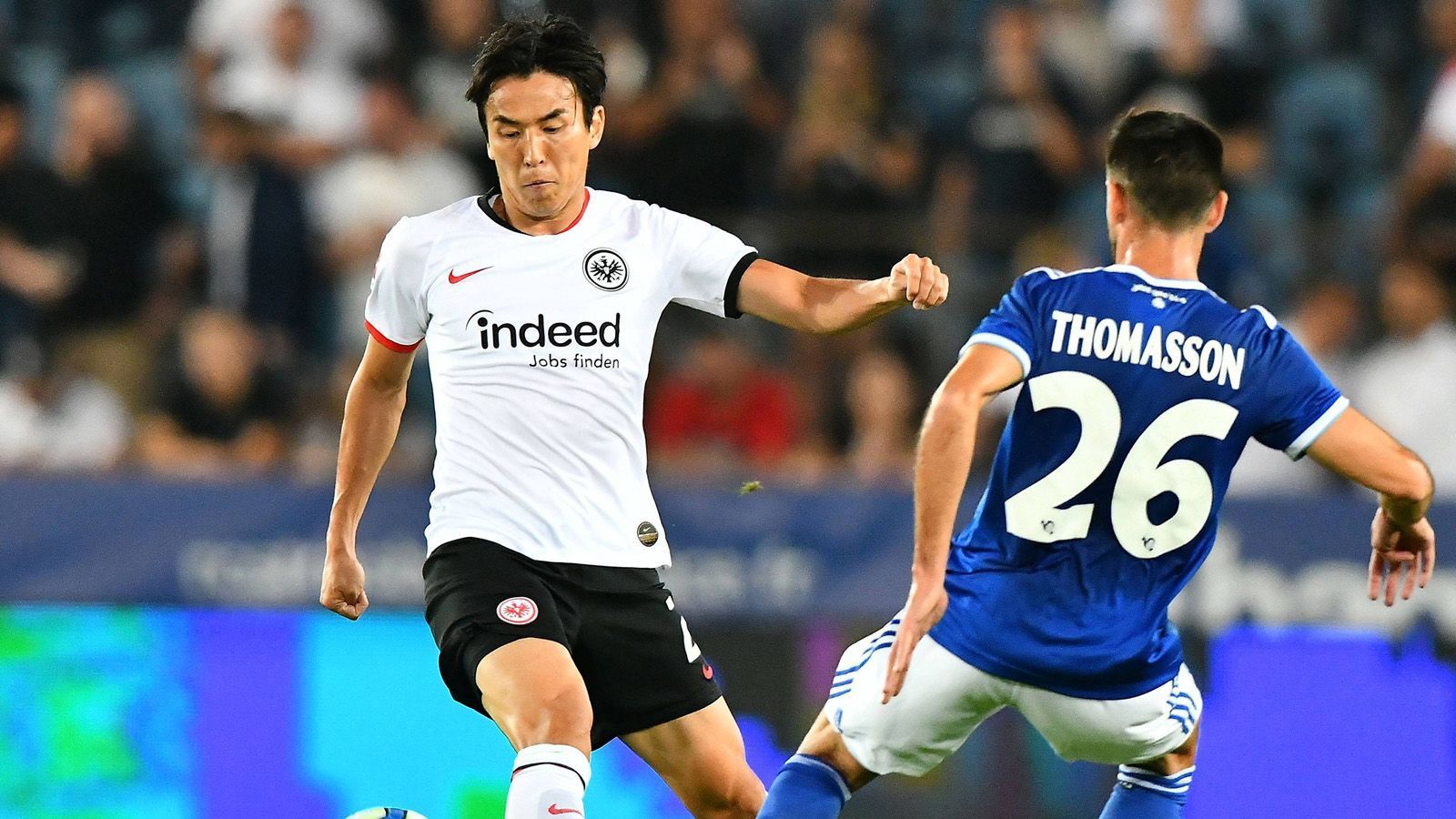 
                <strong>Makoto Hasebe</strong><br>
                Der Abwehrchef kommt unglücklich in die Partie. Hasebe leistet sich ungewohnte Ballverluste und ist auch bei seinen Zuspielen etwas ungenau. Im weiteren Spielverlauf stabilisiert sich der Japaner jedoch. ran-Note: 4
              