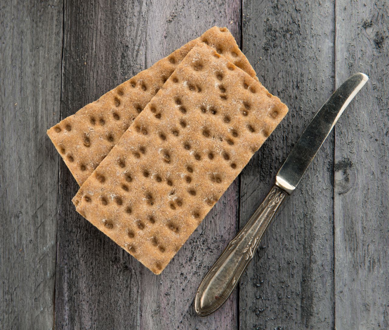 Schweden: Das Knäckebrot verdankt seinen Namen dem knackenden Laut, wenn es bricht. Da es nach dem kurzen Backen noch trocknet, ist es sehr lange haltbar.