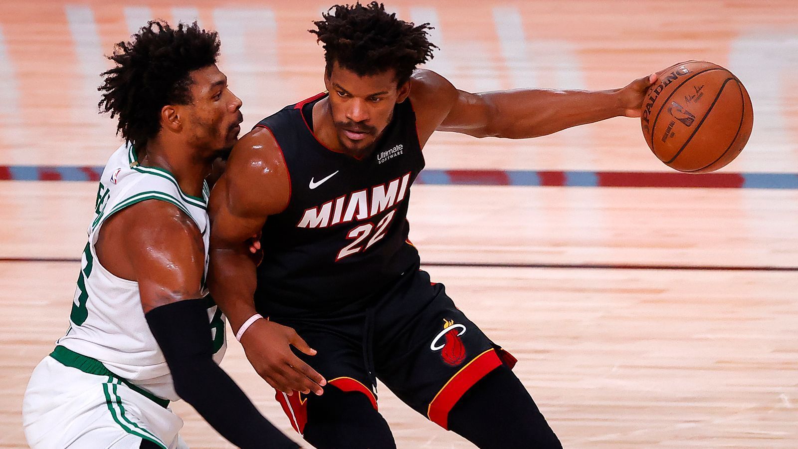 
                <strong>Butler als X-Faktor für starkes Team</strong><br>
                Nicht viele haben an Jimmy Butler (rechts) geglaubt, der in Miami endlich das Gesicht einer Franchise sein wollte. Er ist zwar nicht der alleinige Superstar, aber es kommt trotzdem zu großen Teilen auf ihn an. Mit 20,7 Playoff-Punkten pro Spiel und einer starke Defensive führte er die Heat in die Finals. Aber auch Bam Adebayo hat großen Anteil am Erfolg von Miami. Der Center hat einen riesigen Entwicklungssprung gemacht und Spiele teilweise komplett dominiert. Ihn müssen die Lakers unter Kontrolle bringen.
              