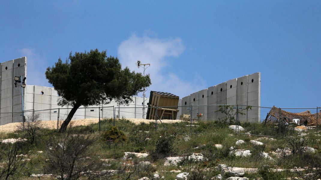 Israel, Jerusalem: Eine Geschützbatterie des nationalen Abwehrsystems Iron Dome (Eiserner Dom) steht in der Nähe von Jerusalem.&nbsp;