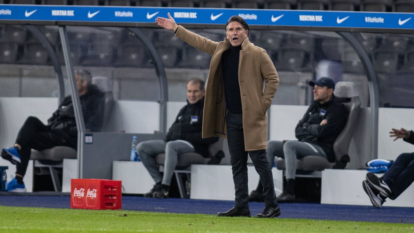 
                <strong>Hertha BSC: Bruno Labbadia (Vertrag bis 2022)</strong><br>
                Die Saisonziele sind - Stand jetzt - stark verfehlt. Aus in der ersten Pokalrunde gegen Zweitliga-Aufsteiger Braunschweig, in der Bundesliga vor Weihnachten nur Platz 14. Bruno Labbadia, der die Hertha in der vergangenen Saison stabilisierte, schafft es bisher nicht, die Alte Dame weiterzuentwickeln. Aufgrund großer Veränderungen im Kader in den vergangenen Monaten, ist der Geduldsfaden noch etwas länger. "Wir stehen jetzt zu Recht da, wo wir stehen", sagte Labbadia nach der 1:4-Pleite in der Bundesliga gegen Freiburg. Dazu legte sich der erfahrene Coach öffentlich mit Matheus Cunha an, weil dessen Einstellung ihm nicht passte. Im neuen Jahr muss die Wende her.
              