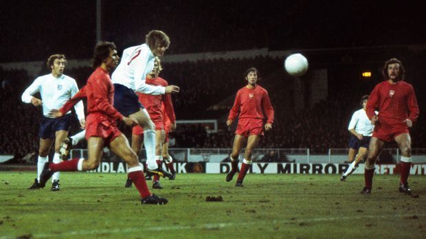 
                <strong>1974 England</strong><br>
                England - WM 1974: England muss gegen Polen gewinnen, kommt aber nicht über ein mageres 1:1 hinaus und belegt nur den zweiten Platz in Gruppe fünf. "Das Ende der Welt", titelt die Boulevardzeitung "Sun". Englands Fußball-Mythos war acht Jahre nach dem WM-Triumph von 1966 endgültig begraben.
              
