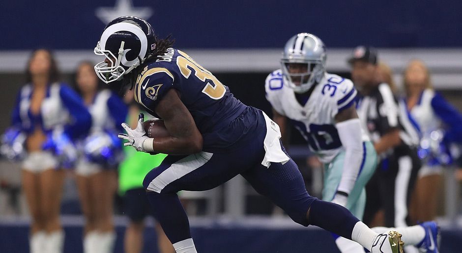 
                <strong>Gewinner: Todd Gurley</strong><br>
                Todd Gurley: Er ist die Allzweck-Waffe im Spiel der Los Angeles Rams. Läuft es bei ihm, läuft es auch für die Franchise aus der Stadt der Engel. Gegen die Dallas Cowboys (35:30) liefert Gurley (wieder) ab. 121 Rushing Yards, 94 Receiving Yards und ein Receiving-Touchdown stehen im Statistik-Bogen. Der 23-Jährige bleibt zum ersten Mal in der Saison auch ohne Fumble.
              