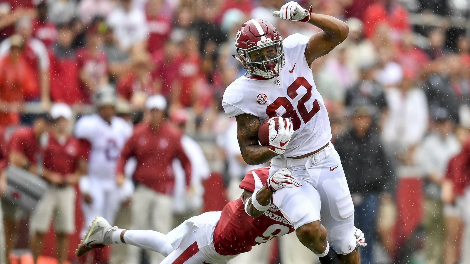 
                <strong>Irv Smith (Alabama)</strong><br>
                Auch Irv Smith könnte möglicherweise noch in die 1. Runde rutschen. Der 1,91 Meter große und 109 Kilogramm schwere Tight End hat zwei Spielzeiten College-Football für Alabama gespielt und hatte vergangene Saison mit 710 Receiving Yards und 7 Touchdowns seinen Durchbruch. Seine Stärken sind seine Schnelligkeit und seine Fangsicherheit. Jedoch gibt es auch einige Aspekte, an denen sich die mangelnde Erfahrung zeigt – vor allem im Run-Blocking und im Routen-Laufen. Es braucht also möglicherweise etwas Geduld, bis Smith die Allzweckwaffe ist, die ein Tight End im Optimalfall zu sein hat. Laut seinem Draft Profil auf NFL.com hat er das Potential zu einem Pro-Bowl-Spieler.  
              