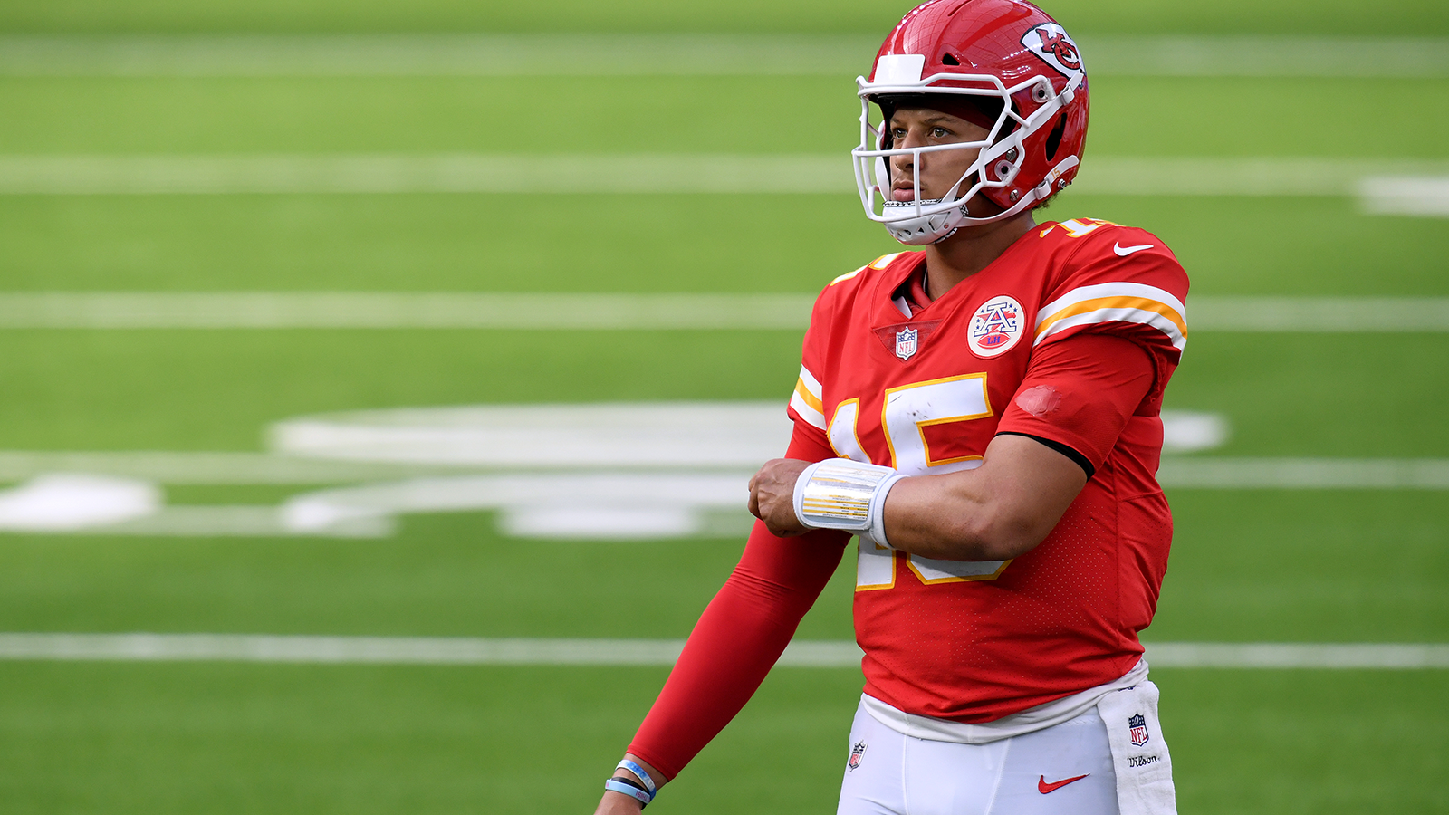 
                <strong>Platz 1: Patrick Mahomes - Kansas City Chiefs (Letzte Platzierung: 2)</strong><br>
                Im Fall von Chiefs-Quarterback Patrick Mahomes wäre es allerdings erst die zweite MVP-Auszeichnung. 2.687 Passing Yards, 25 Touchdowns und nur eine Interception - Mahomes spielt auch 2020 eine starke Saison und hat seinen zweiten Super-Bowl-Sieg fest im Blick. Obwohl er nicht so spektakulär spielt wie in der Saison 2018, ist Mahomes auch weiterhin der beste Quarterback der NFL und verdient sich so Platz eins in unserem Ranking nach dem 10. Spieltag.
              