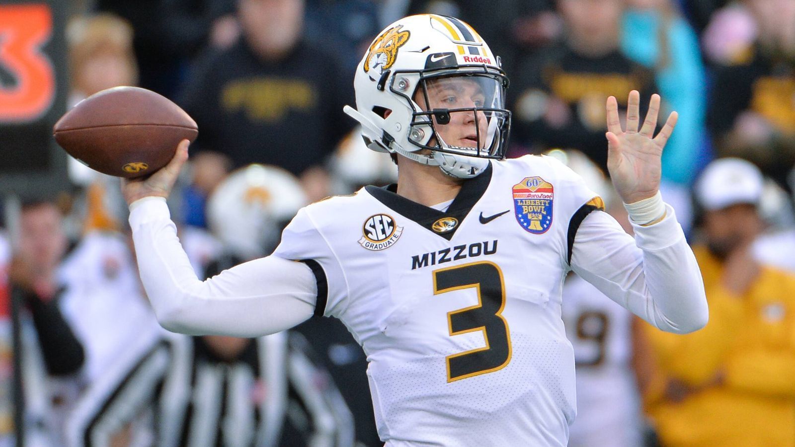 
                <strong>Drew Lock (Quarterback/Missouri)</strong><br>
                Der Dritte im Bunde, der in einer vergleichsweise schwachen Quarterback-Klasse weit vorne landen kann. Er warf 2018 für 3498 Yards und 28 Touchdowns, brachte insgesamt 62,9 Prozent seiner Pässe zum Mann. Er blickt auf eine große Erfahrung am College zurück, war die letzten drei Saisons der Starter, überzeugte dabei vor allem durch seinen starken Arm und eine beeindruckende Präsenz in der Pocket. Kann sich beim Combine in eine gute Ausgangsposition bringen.
              