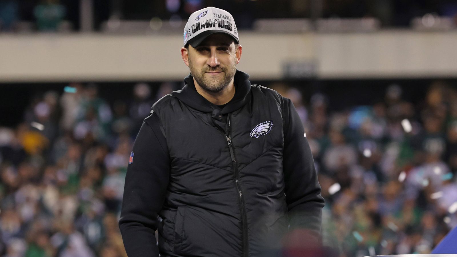 
                <strong>Nick Sirianni </strong><br>
                Nicholas John Sirianni (Head Coach der Philadelphia Eagles)
              