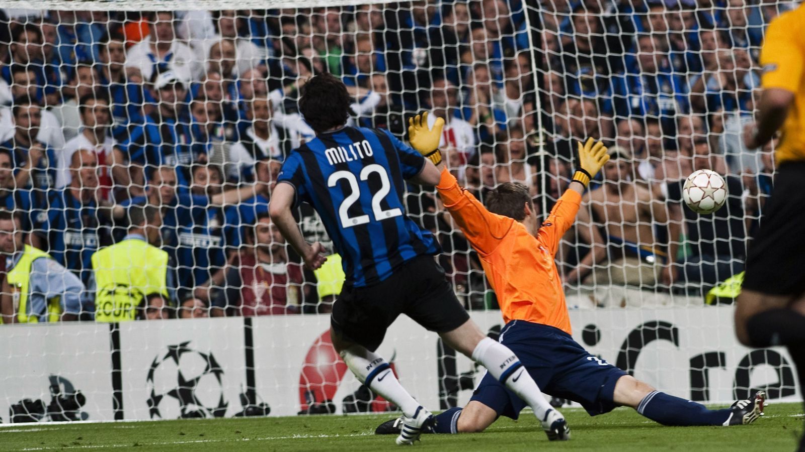 
                <strong>Finale 2009/10: Inter Mailand - FC Bayern München 2:0</strong><br>
                Am 22. Mai 2010 trafen Inter Mailand und die Bayern im Champions-League-Finale aufeinander. Die beiden Topteams kämpften im Estadio Santiago Bernabeu von Madrid um den Gewinn des Henkelpotts. Den besseren Ausgang in diesem Endspiel hatten die Mailänder für sich, vor allem dank des Doppeltorschützen Diego Milito. Der Argentinier schoss die "Nerazzurri" um Coach Jose Mourinho zum Titel in der Königsklasse gegen die von Louis van Gaal trainierten Münchner. Es sollte das letzte Spiel von "The Special One" auf der Inter-Bank sein. Danach wechselte er zu Real Madrid. 
              