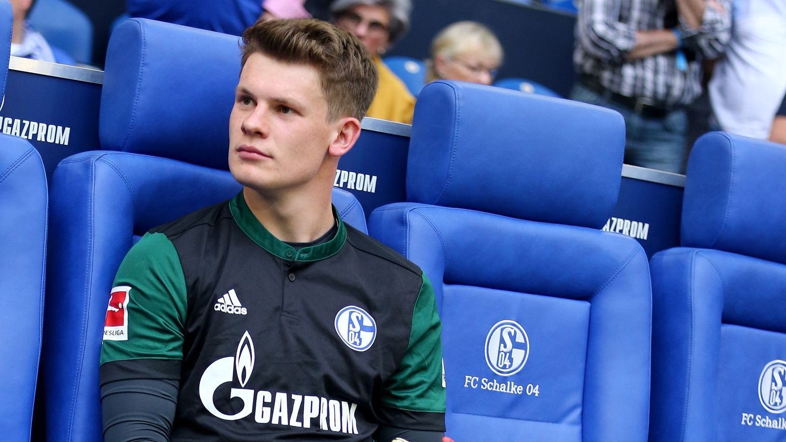 
                <strong>Alexander Nübel</strong><br>
                Auf Schalke blieb Nübel lange Zeit jedoch nur die Position auf der Bank. In seinen ersten drei Jahren bei Königsblau kam er auf gerade einmal zwei Bundesliga-Einsätze. Alles andere als zufriedenstellend. Doch in der Hinrunde der Saison 2018/2019 kam dann die Chance des 22-Jährigen ...
              