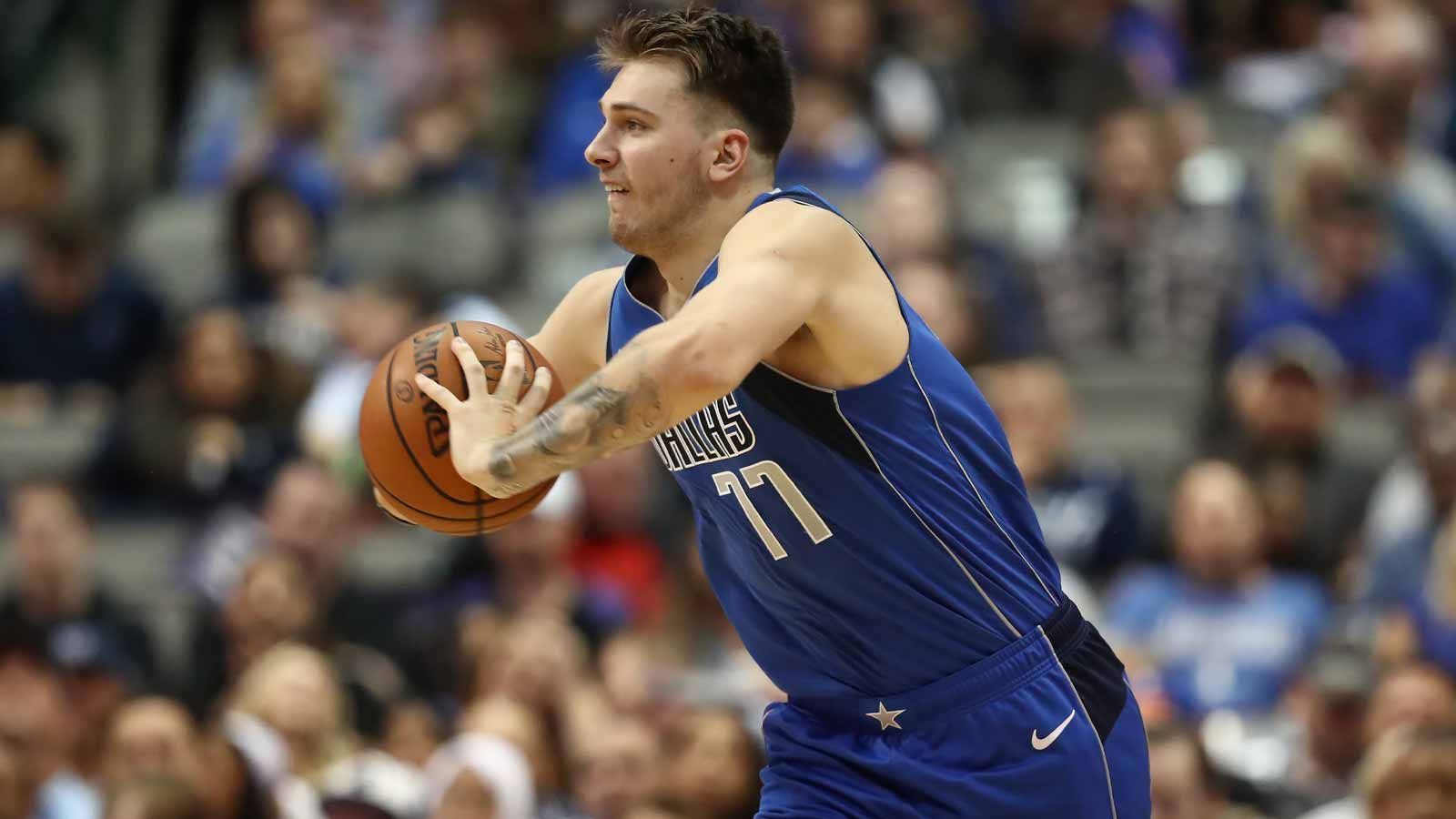 
                <strong>Eine große Zukunft</strong><br>
                Als primärer Spielmacher bei den Dallas Mavericks, kommt Doncic bereits auf über 33 Minuten pro Spiel. Dazu erzielt er 19,1 Punkte im Schnitt und holt 6,5 Rebounds. Dazu ist er im Rennen um den Rookie des Jahres ganz vorne dabei. Damit steht dem aktuellen europäischen Wunderkind im internationalen Basketball-Universum eine große Karriere bevor.
              