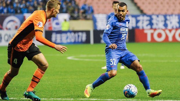 
                <strong>Carlos Tevez (Shanghai Greenland Shenhua)</strong><br>
                Carlos Tevez (Shanghai Greenland Shenhua): Dass große Namen den Fußball-Boom in China weiter vorantreiben sollen, zeigt die Verpflichtung des argentinischen Ex-Nationalspielers Tevez. Shanghai soll dem Ex-Juve-Star angeblich 37,5 Millionen Euro Gehalt pro Jahr bezahlen. Der 33-Jährige unterschrieb zunächst bis 2018 beim Vierten der Vorsaison, der vom Uruguayer Gustavo Poyet trainiert wird. Neben Tevez sind Fredy Guarin und Obafemi Martins (beide früher unter anderem bei Inter Mailand) die herausragenden Namen von Shanghai Greenland Shenhua. 
              