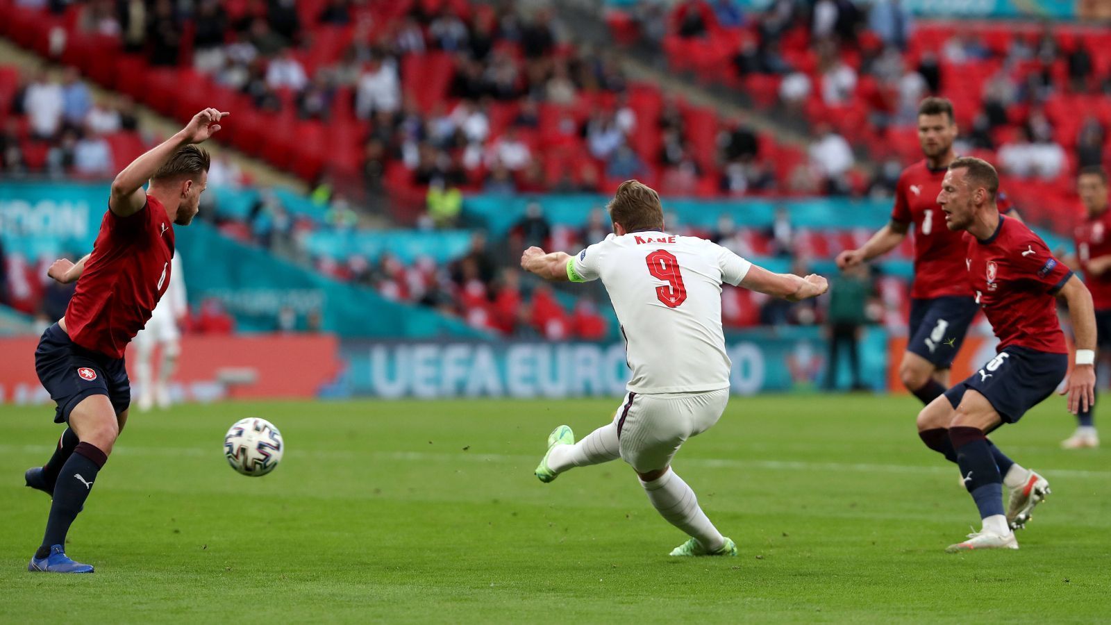 
                <strong>Harry Kane</strong><br>
                Auch im dritten Gruppenspiel ist der Star-Stürmer keine prägende Figur im Spiel der "Three Lions". Kane lässt sich nach hinten fallen und versucht sich so früh Bälle zu holen. Scheitert nach einem Traumpass von Maguire knapp am tschechischen Torwart (26.) und wirkt trotz aller Mühen sonst eher unglücklich. ran-Note: 4
              