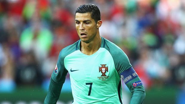 
                <strong>Cristiano Ronaldo</strong><br>
                Cristiano Ronaldo: Kaum Ballkontakte, ohne Torabschluss, ohne Vorarbeit für einen Torschuss in den ersten 116 Minuten. Stieg dafür nach 21 Minuten Dario Srna böse auf den Schlappen – 21 andere Spieler hätten eine gelbe Karte bekommen. Er nicht. Half in der Defensive ordentlich mit. Bereitete in der 116. Minute mit einem schwachen Abschluss das Siegtor vor. Trotzdem: ran-Note: 4-
              