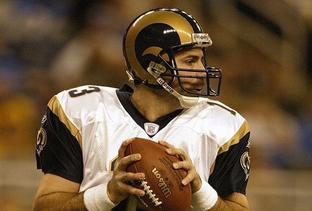 
                <strong>St. Louis Rams: Kurt Warner</strong><br>
                "The Greatest Show on Turf" wurde die Offense der Rams um Quarterback Kurt Warner in den Jahren 1999 - 2001 genannt. Kein Wunder also, dass Warner in St. Louis eine absolute Legende ist. Im Jahr 2000 bescherte er dem Team seinen bis dato einzigen Super-Bowl-Titel.
              